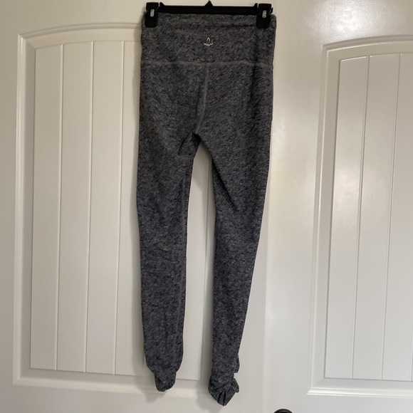 Beyond Yoga Space Dye Legging Gray Ruched Leg Athletic Workout Size M - Picture 4 of 8